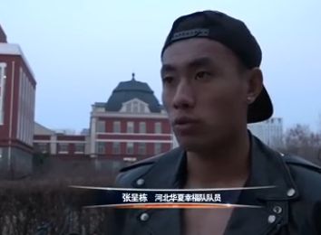 美女扒出来尿口
